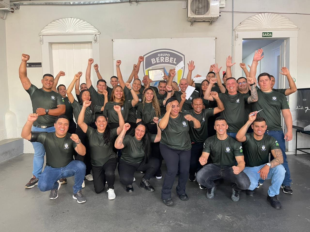 Grupo de alunos comemorando conclusão de etapa no Centro de Formação Berbel