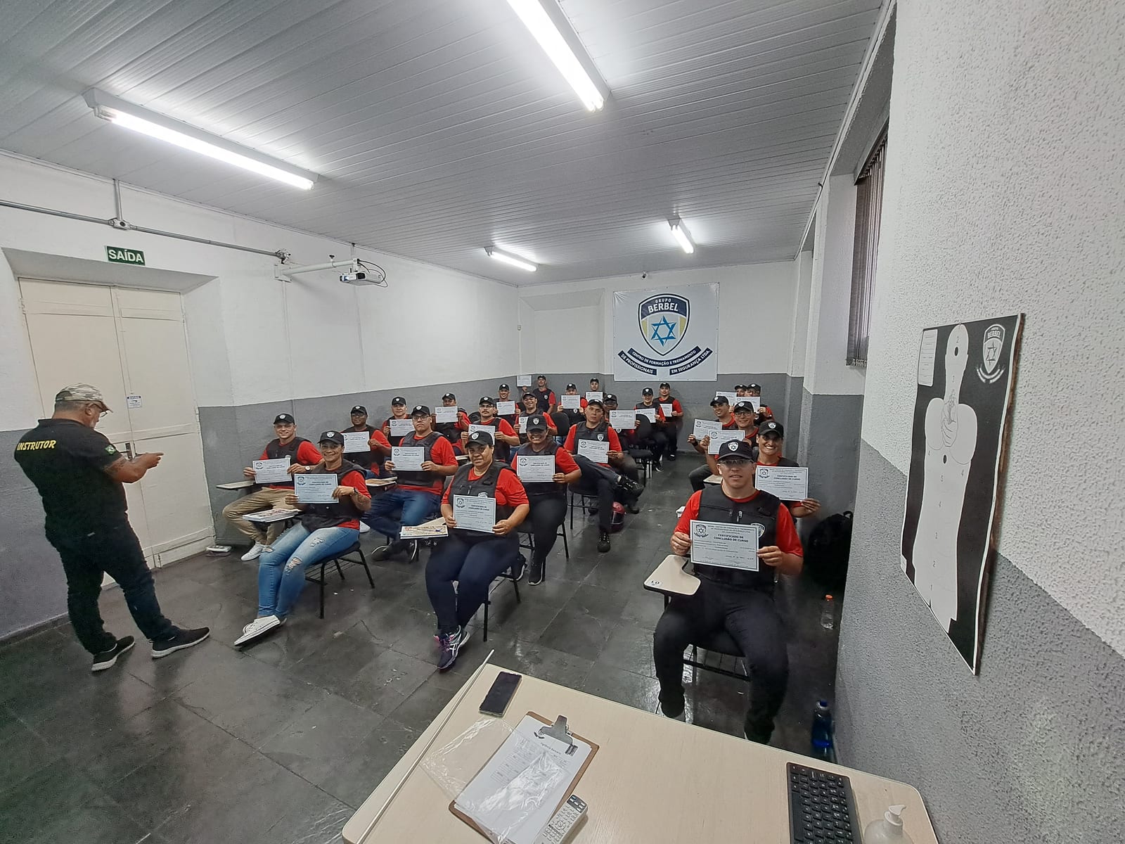 Turma em sala de aula acompanhando instrução teórica